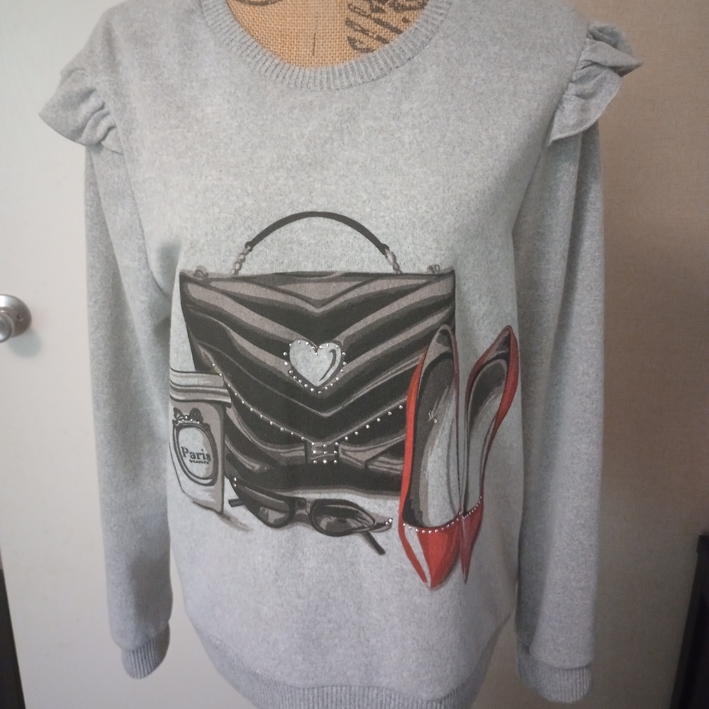 Chic Gray Sweater with Fashion Print